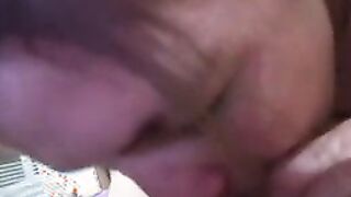 Scopamica italiana spompina due cazzi insieme