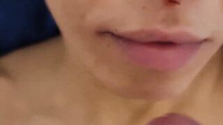 Succhio il cazzo all'amico di mio fratello CHE PUTTANA