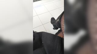 Esibizionista italiana si masturba nel bagno del centro commerciale