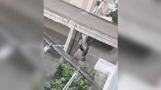 Beccati a scopare sotto il palazzo da signora che li filma