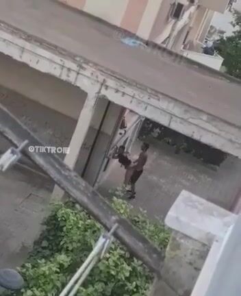Beccati a scopare sotto il palazzo da signora che li filma
