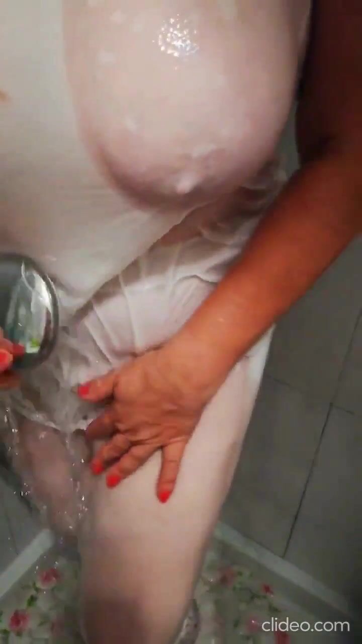 Moglie matura italiana con belle tette naturali si masturba nella doccia