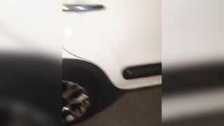 Moglie si masturba in un parcheggio per guardoni