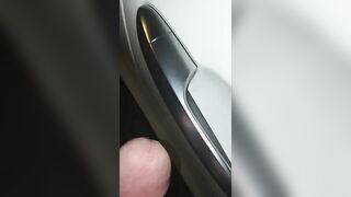 Moglie si masturba in un parcheggio per guardoni