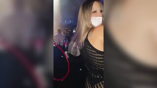 Giada B. balla in discoteca e ammirate che culo la porcellina