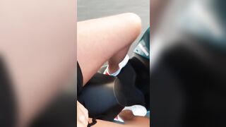 Fidanzata sega il cazzo in scooter al fidanzato e lo fa sborrare mentre guida