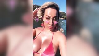 Paola Saulino napoletana fica in bikini al mare