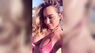 Paola Saulino splendida in spiaggia con bikini