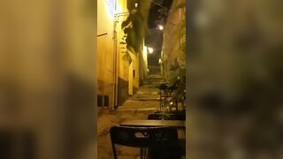 Coppia italiana filmata che fa sesso in strada di notte