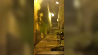 Coppia italiana filmata che fa sesso in strada di notte