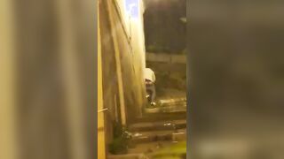 Coppia italiana filmata che fa sesso in strada di notte