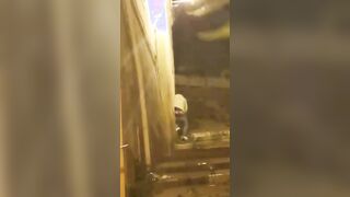 Coppia italiana filmata che fa sesso in strada di notte