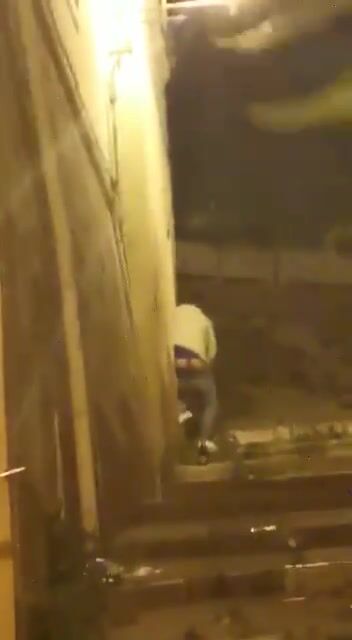 Coppia italiana filmata che fa sesso in strada di notte
