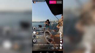 Roberryc mostra il culo in barca a dubai