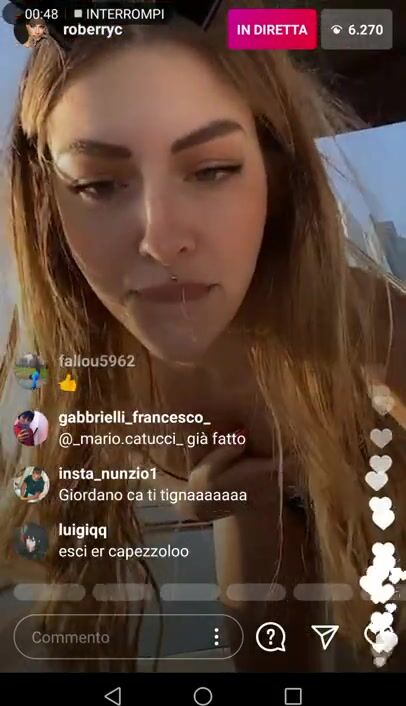 Roberryc mostra il culo in barca a dubai