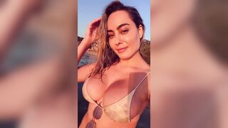 Paola Saulino in gran forma in bikini al mare