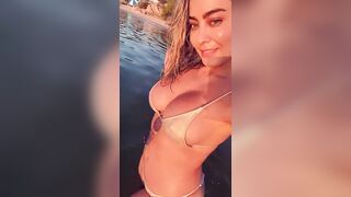 Paola Saulino in gran forma in bikini al mare