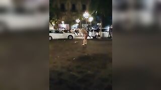 Esibizionista si spoglia in piazza Stesicoro Catania