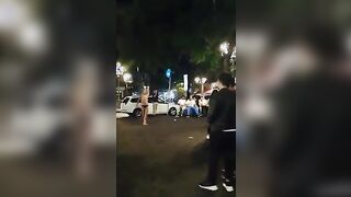 Esibizionista si spoglia in piazza Stesicoro Catania