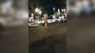 Esibizionista si spoglia in piazza Stesicoro Catania