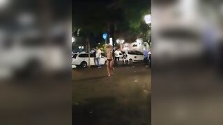 Esibizionista si spoglia in piazza Stesicoro Catania