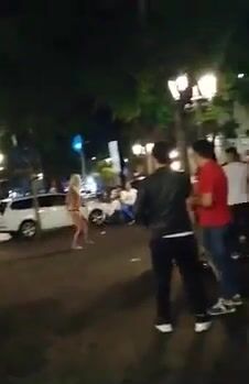 Esibizionista si spoglia in piazza Stesicoro Catania