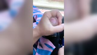 Moglie lo sega in macchina mentre guida