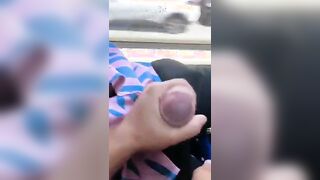 Moglie lo sega in macchina mentre guida