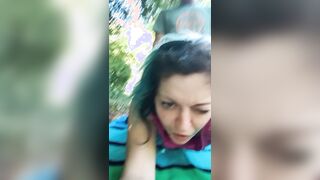 Italiana scopata a pecorina nel parco si riprende col cellulare