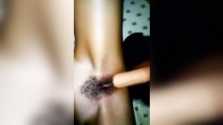 Moglie ripresa mentre gode masturbata col dildo