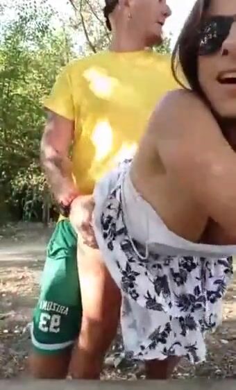 Video coppia italiana esibizionista in un parco pubblico