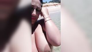 Sara Piras tettona sarda in topless al mare