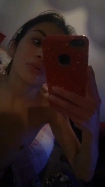 Selfie hot Francesca giovane troia con tettine