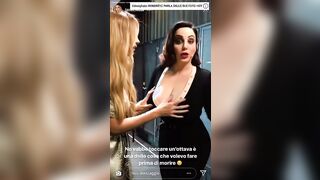 Taylor Mega palpa le tettone di una maggiorata prima della diretta