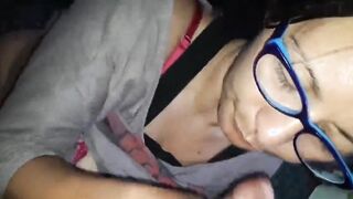 Pompino moglie italiana con occhiali vogliosa di sborra