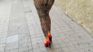 Moglie matura con bel culo ripresa per strada