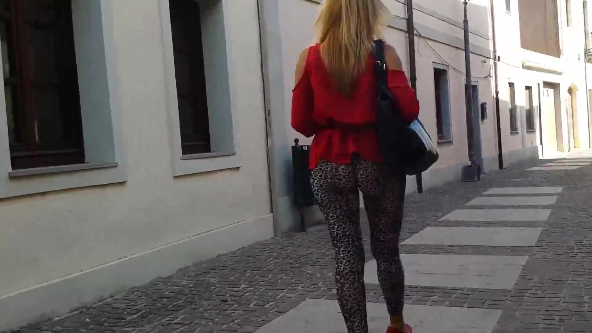 Moglie matura con bel culo ripresa per strada