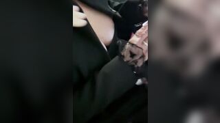 Mi fa palpare le tette in auto da un suo amico