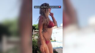 Biondina fica in bikini rosso