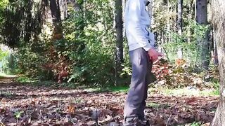 Posso succhiarti il cazzo? Ragazza troia sega e spompina esibizionista al parco