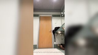 Emanuela Botto mostra le tettone e il culo a pecorina