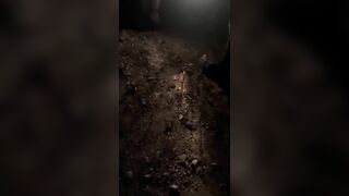 Moglie usata da guardoni in un parcheggio