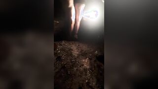 Moglie usata da guardoni in un parcheggio