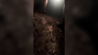 Moglie usata da guardoni in un parcheggio