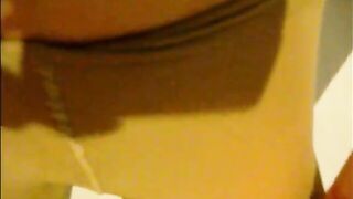 Moglie con calze in nylon fa la porca