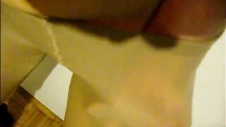 Moglie con calze in nylon fa la porca