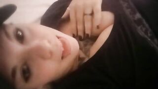 Ragazza mora tettona si masturba