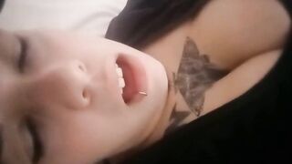 Ragazza mora tettona si masturba