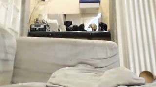 Ragazza tettona si infila cazzo enorme nel culo