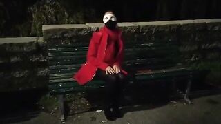 Riprende moglie milanese che si masturba di notte nel parco